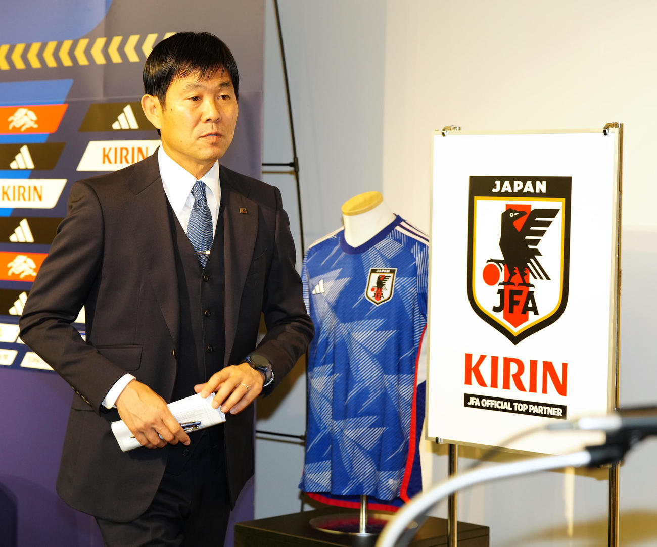 サッカー日本代表メンバー発表記者会見を終え引き揚げる森保監督（撮影・江口和貴）