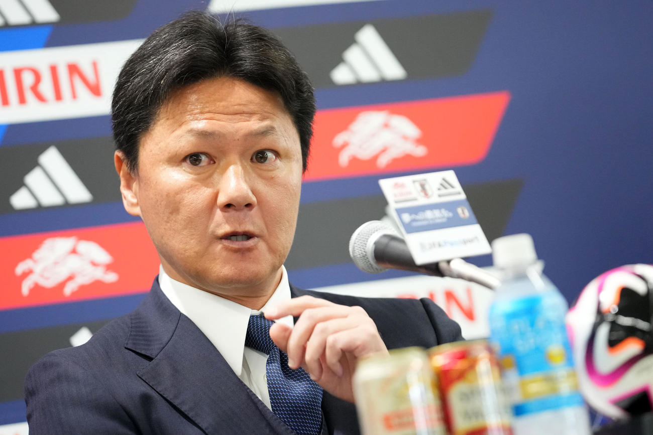 記者の質問に答えるU23日本代表大岩監督（撮影・横山健太）