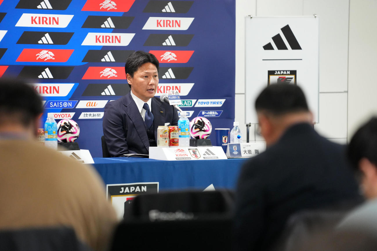記者の質問に答えるU23日本代表大岩監督（撮影・横山健太）