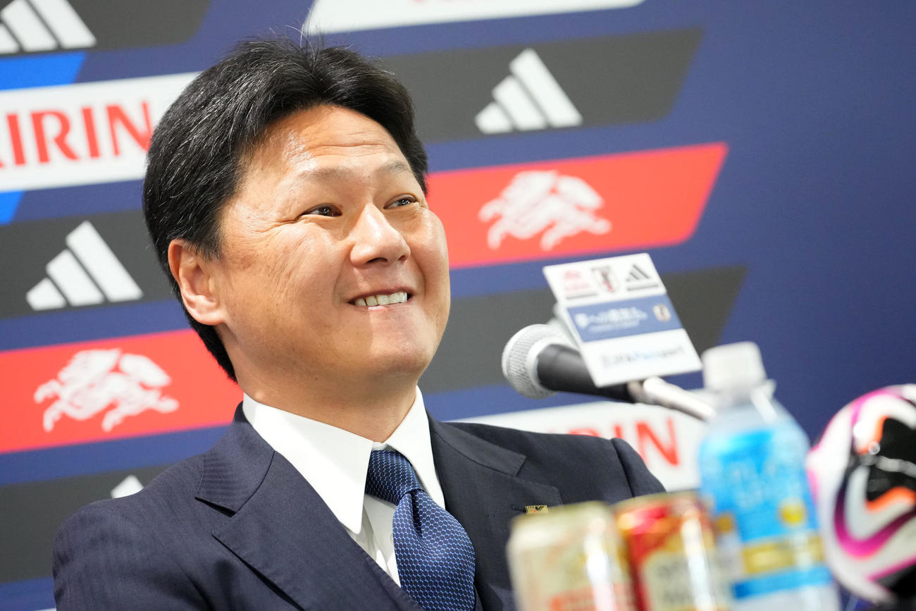 記者の質問に答えるU23日本代表大岩監督（撮影・横山健太）