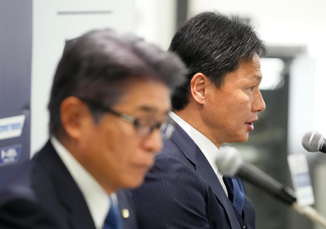 記者の質問に答えるU23日本代表大岩監督。左は山本ナショナルチームダイレクター（撮影・横山健太）