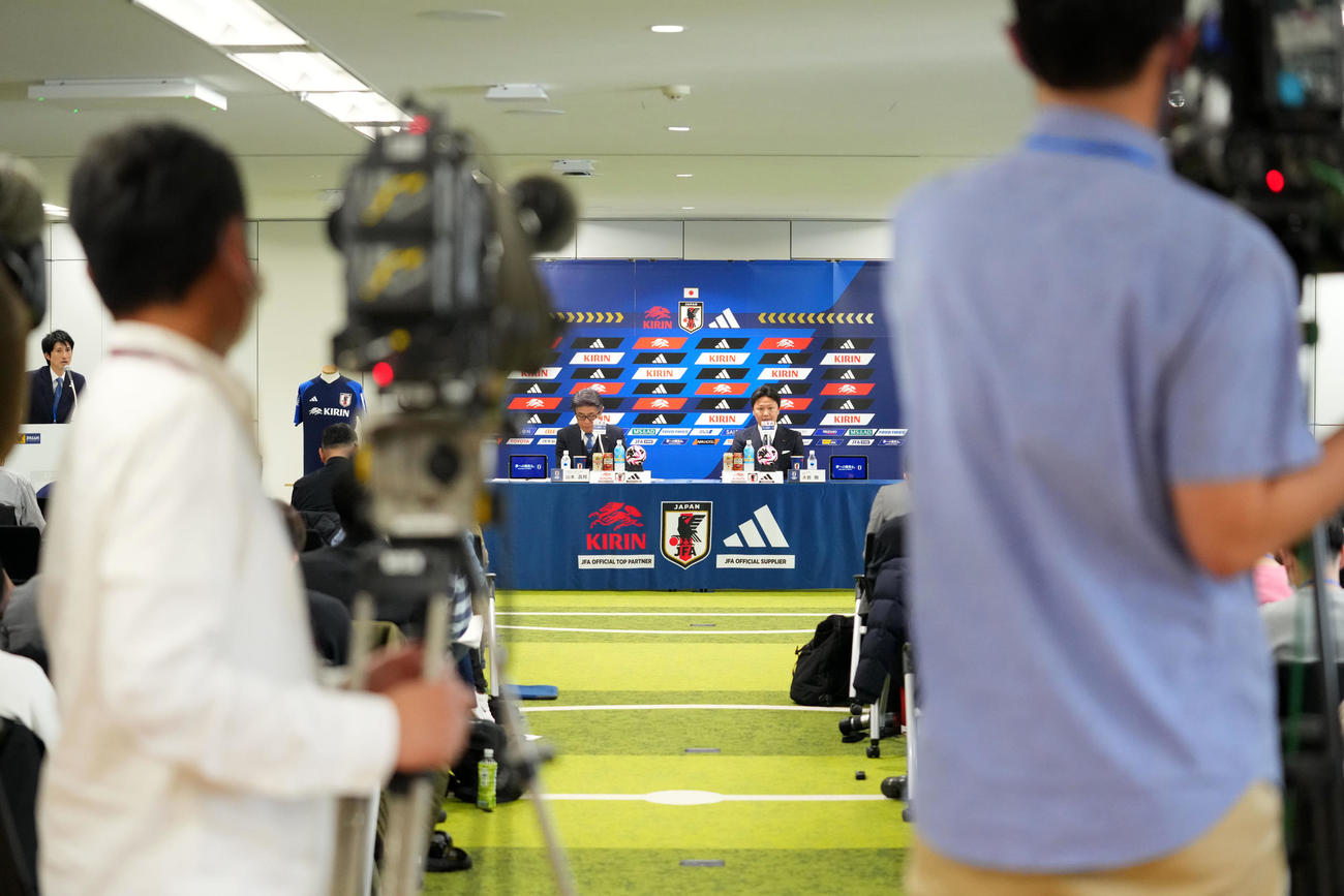 記者の質問に答えるU23日本代表大岩監督。左は山本ナショナルチームダイレクター（撮影・横山健太）