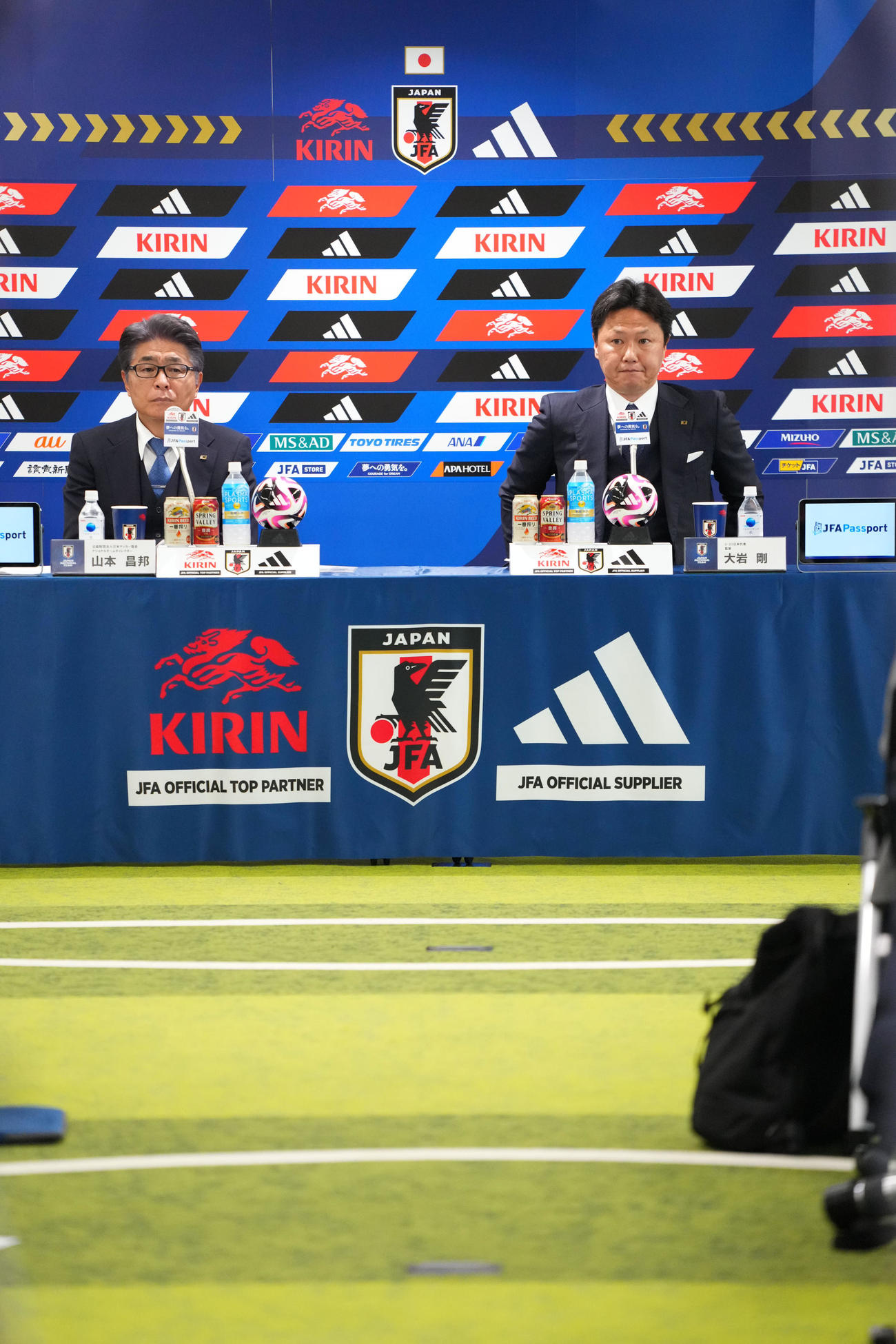 記者の質問に答えるU23日本代表大岩監督。左は山本ナショナルチームダイレクター（撮影・横山健太）
