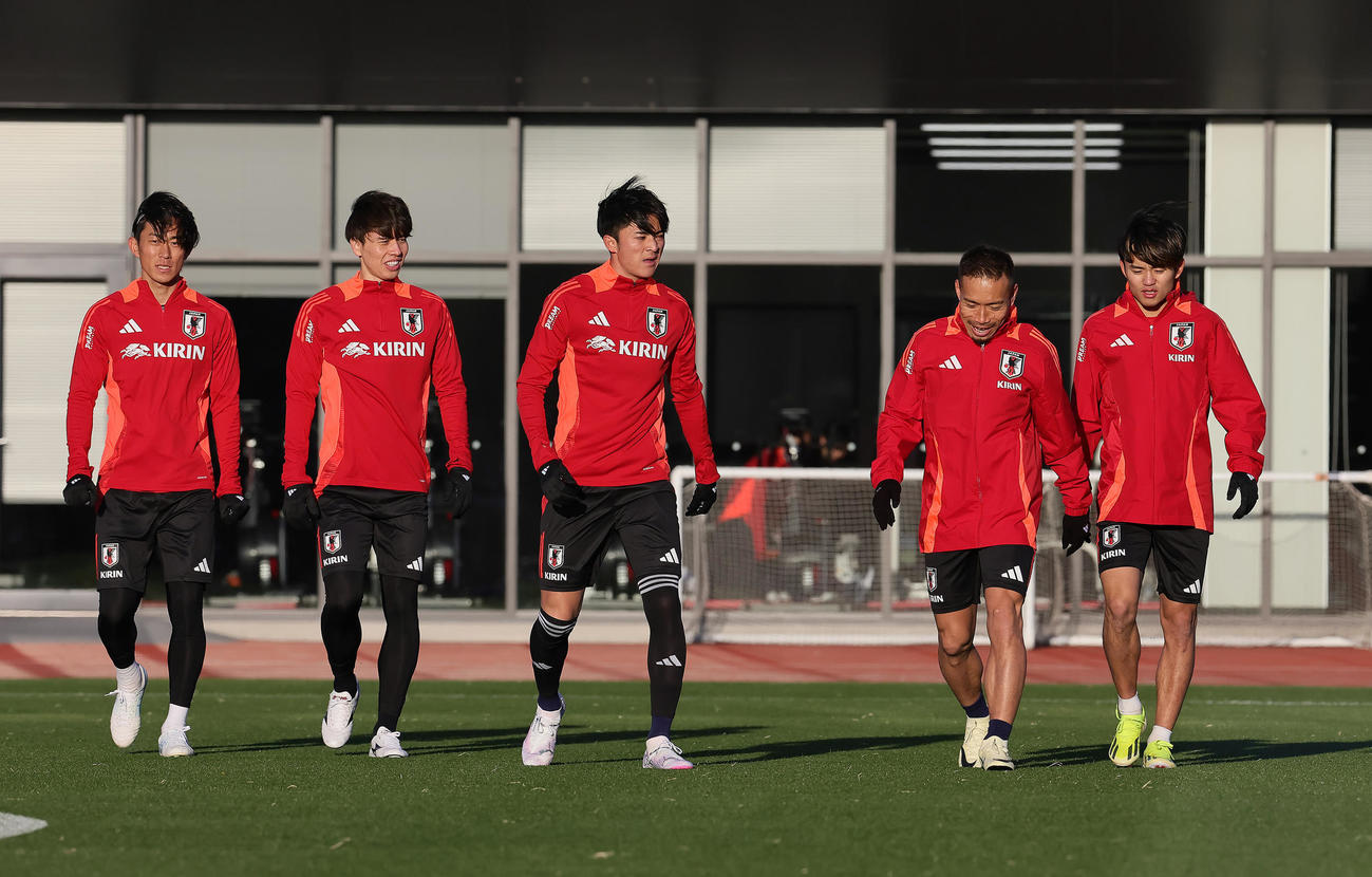 リラックスした様子で練習に臨む、左から毎熊、田中、川村、長友、久保（撮影・足立雅史）