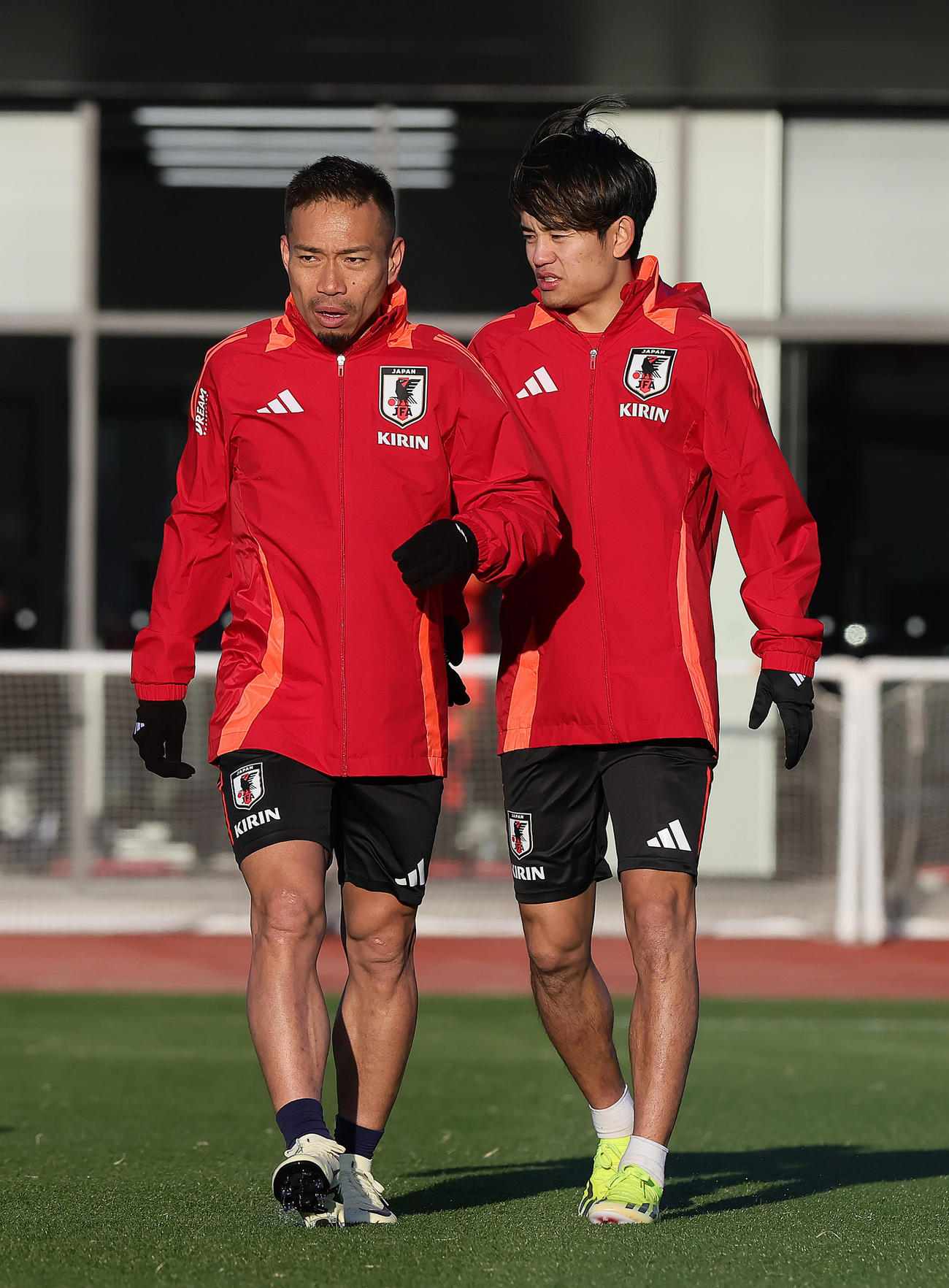練習中、会話を交わす長友（左）と久保（撮影・足立雅史）