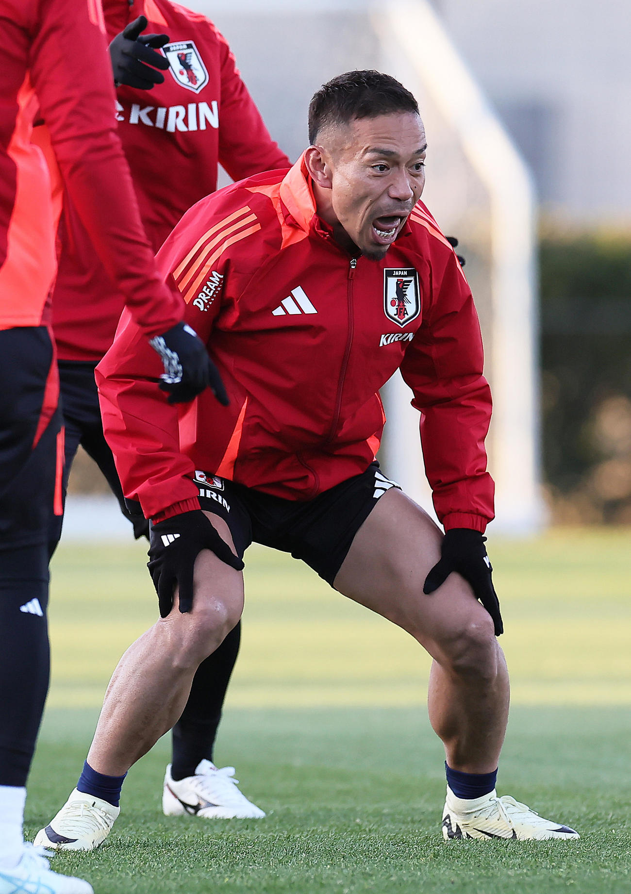 気迫の表情でボールを追う長友（撮影・足立雅史）