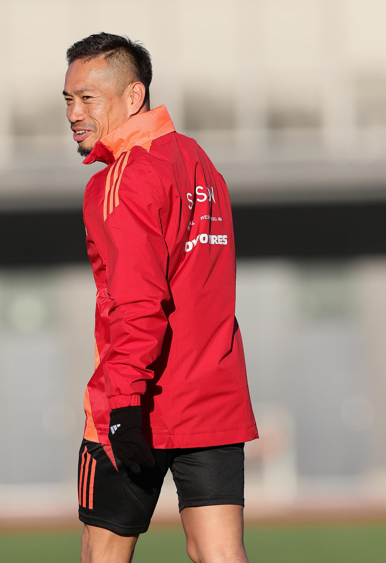 練習中、笑顔を見せる長友（撮影・足立雅史）