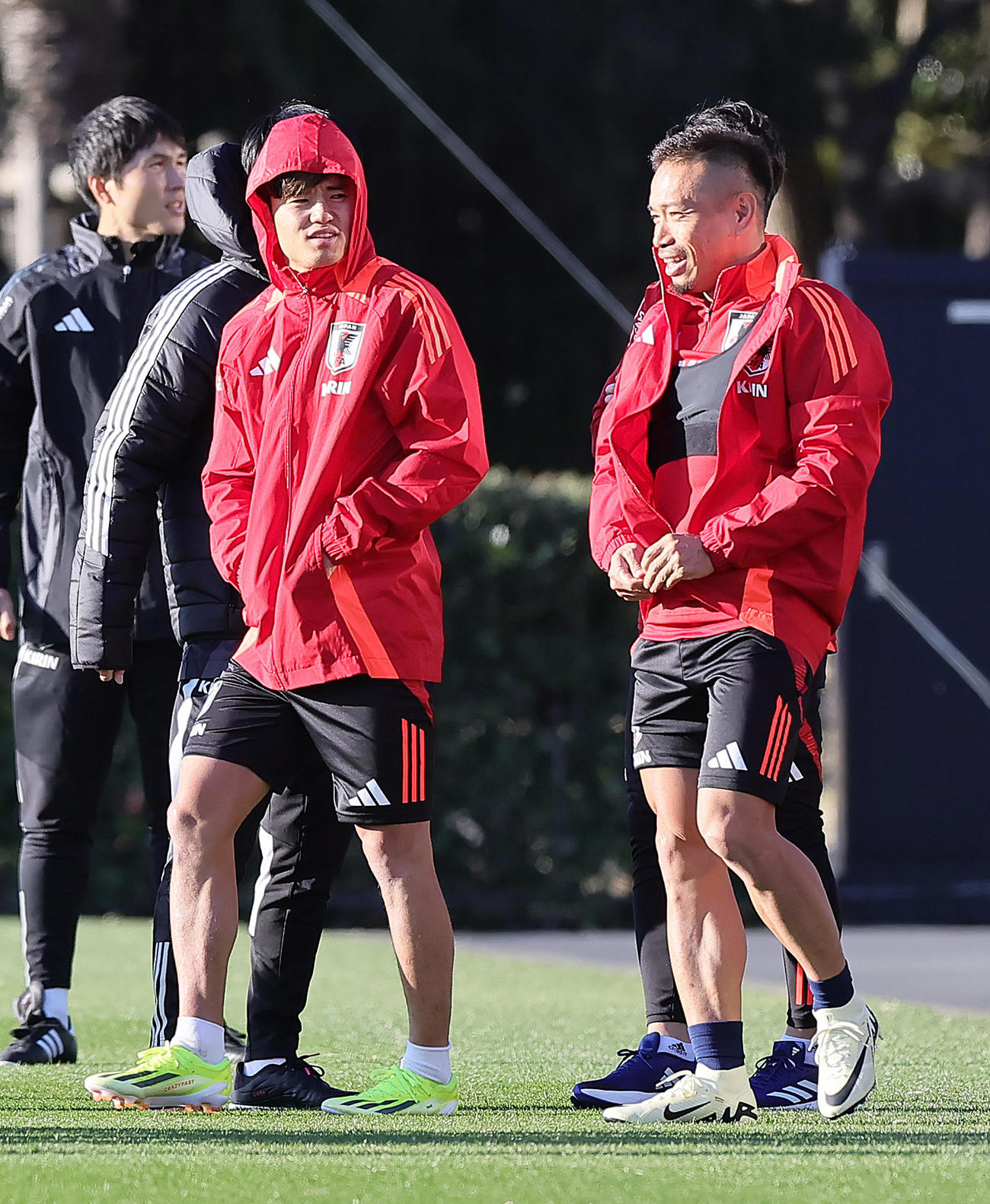 笑顔でピッチ入りする久保（左）と長友（撮影・足立雅史）