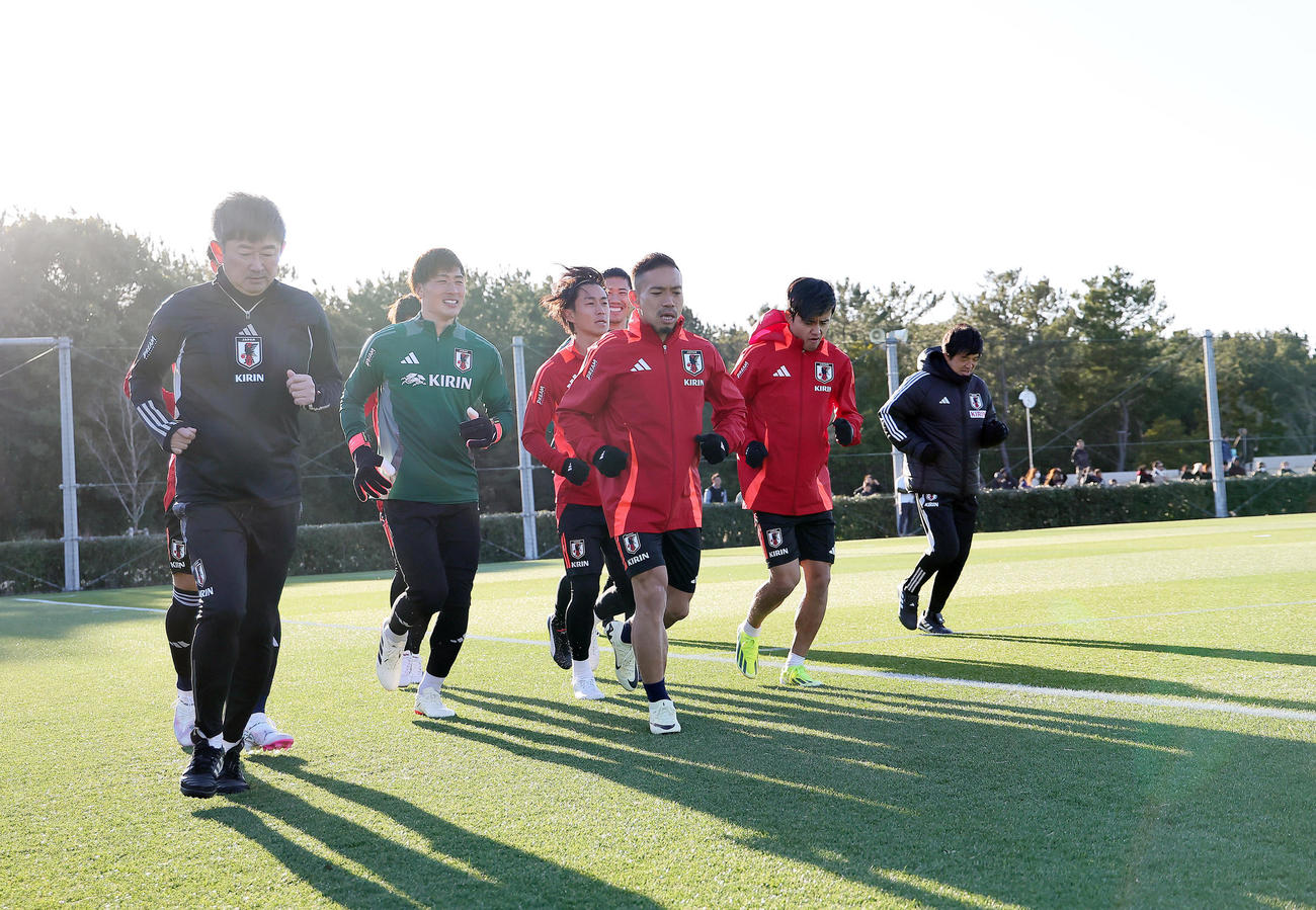 ランニングする長友（右から3人目）ら（撮影・足立雅史）