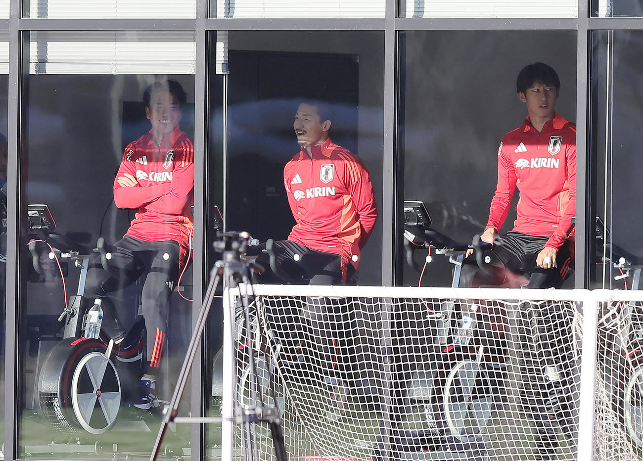 室内で調整する、左から浅野、前田、伊藤（撮影・足立雅史）