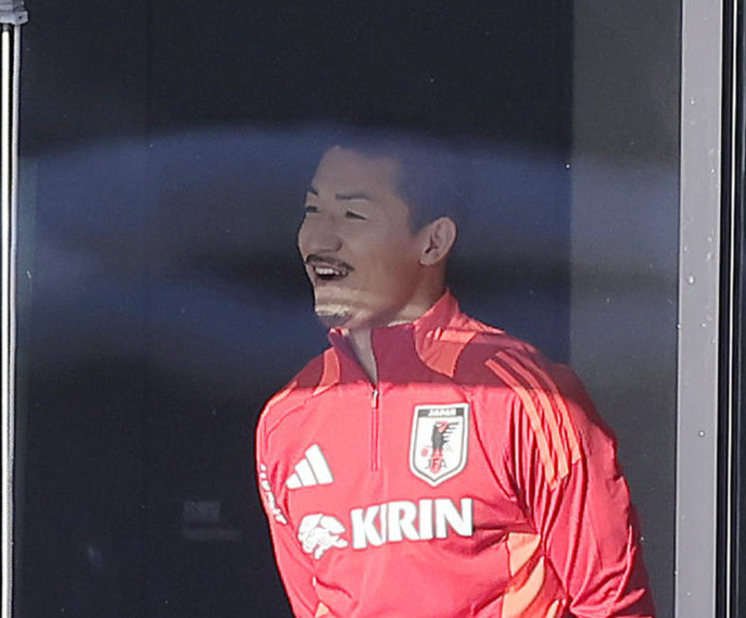室内で調整する前田大然（撮影・足立雅史）