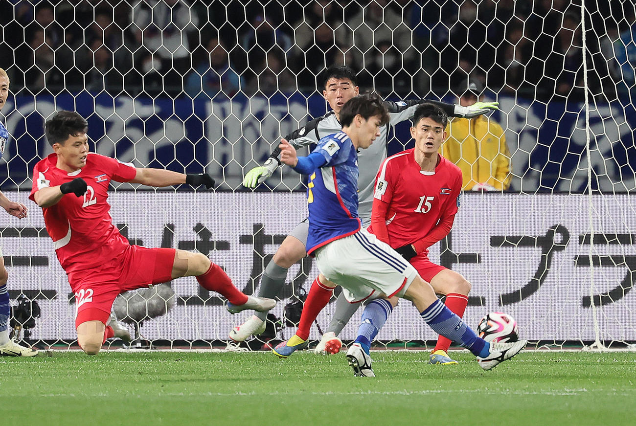 日本対北朝鮮　前半、先制点を決める田中（手前）（撮影・足立雅史）