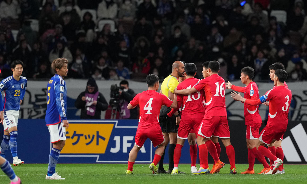 日本対北朝鮮　後半、判定に納得いかない北朝鮮の選手たちは主審に詰め寄る（撮影・横山健太）