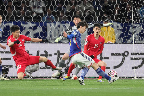 日本対北朝鮮　前半、先制点を決める田中（手前）（撮影・足立雅史）