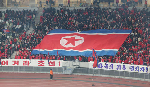 日本対北朝鮮　国旗を掲げる北朝鮮サポーター（撮影・宮地輝）