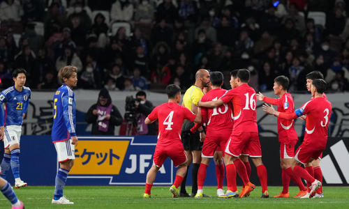 日本対北朝鮮　後半、判定に納得いかない北朝鮮の選手たちは主審に詰め寄る（撮影・横山健太）