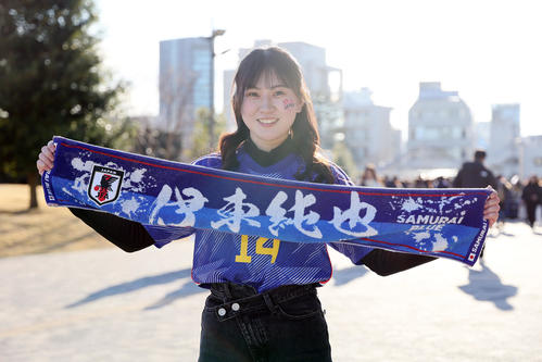 試合を前に盛り上がる日本のサポーター（撮影・足立雅史）