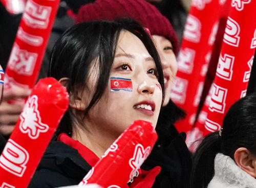 日本対北朝鮮　声援を送る北朝鮮サポーター（撮影・横山健太）
