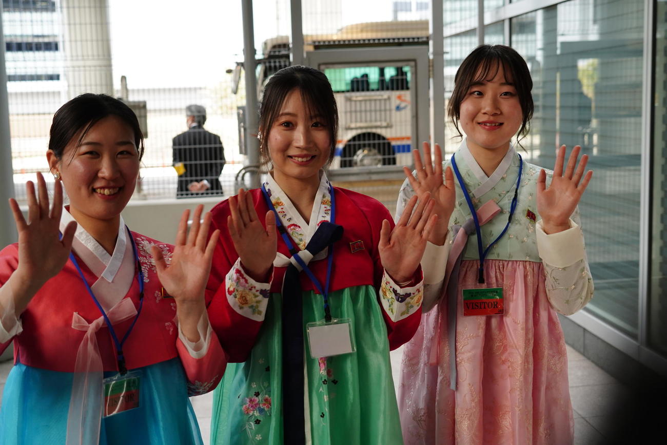 W杯アジア2次予選日本戦に向けて来日した北朝鮮代表メンバーに手を振るチマ・チョゴリを身にまとった在日本朝鮮人総連合会（朝鮮総連）関係者（撮影・佐藤成）