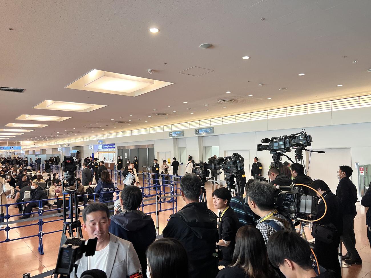 W杯アジア2次予選日本戦に向けて来日する北朝鮮代表メンバーの到着を出迎える在日本朝鮮人総連合会（朝鮮総連）関係者ら（撮影・佐藤成）