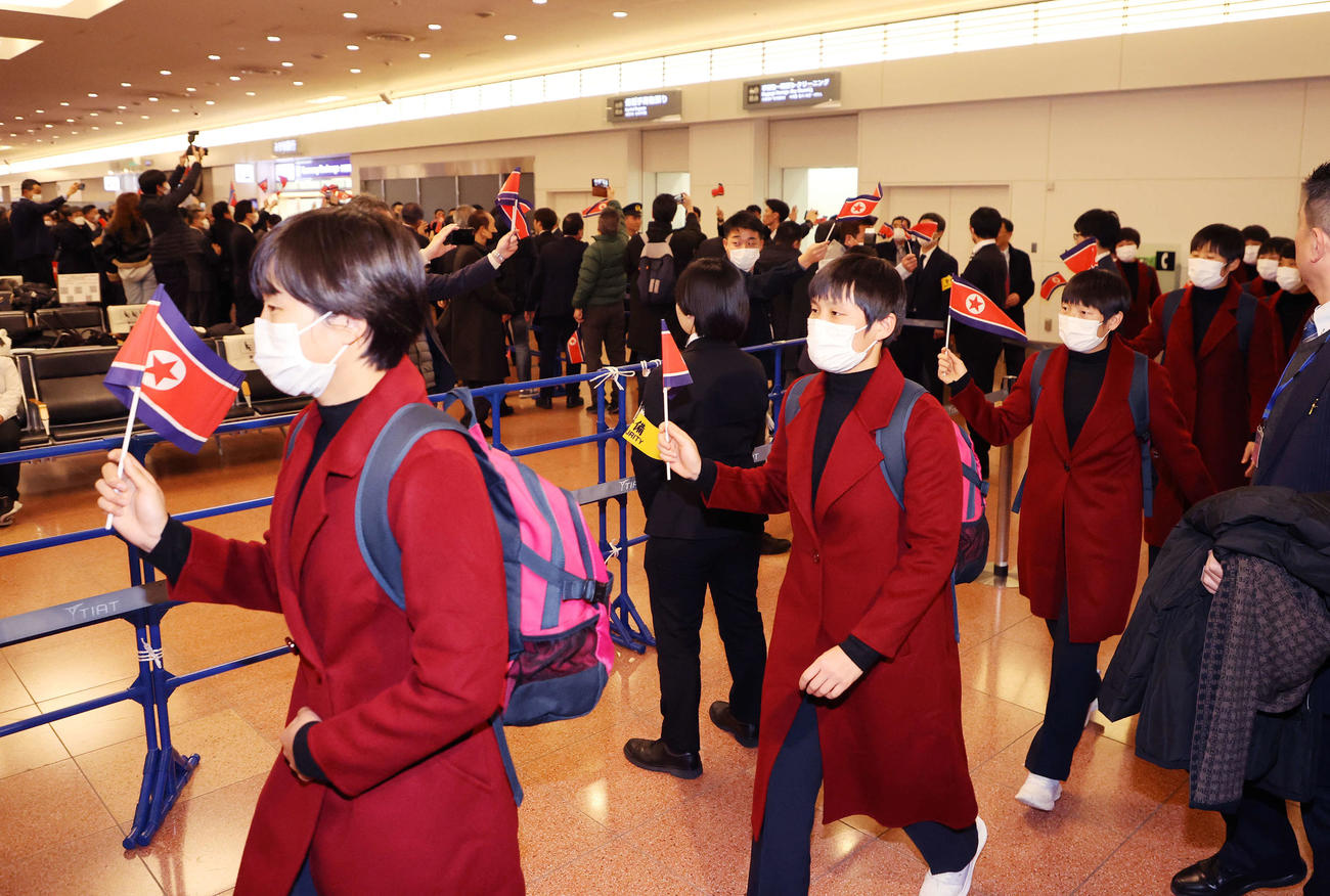 2月25日、来日するサッカー女子北朝鮮代表の選手たち（撮影・鈴木正人）