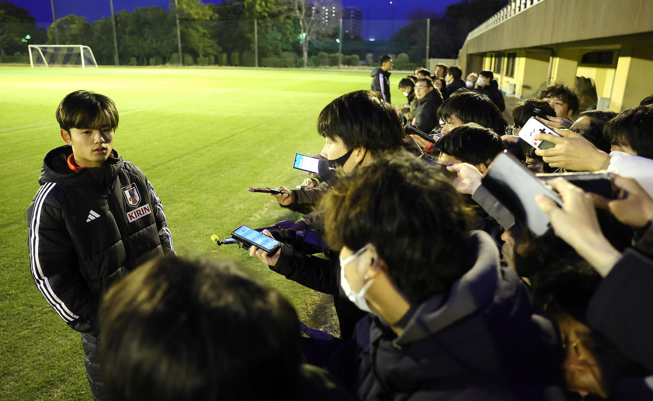 練習後、多くの報道陣に囲まれながら取材に応じる久保（撮影・足立雅史）