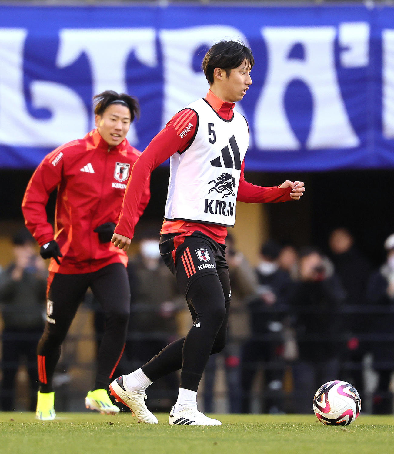 練習でドリブルする伊藤（右）。左は浅野（撮影・足立雅史）