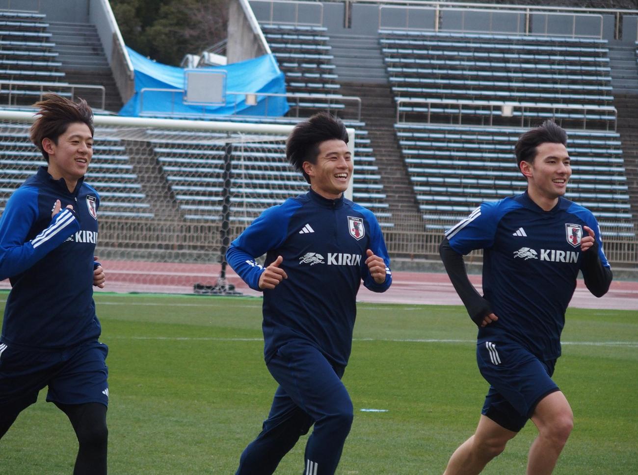笑顔でランニングするU－23代表MF川崎颯太（撮影・永田淳）