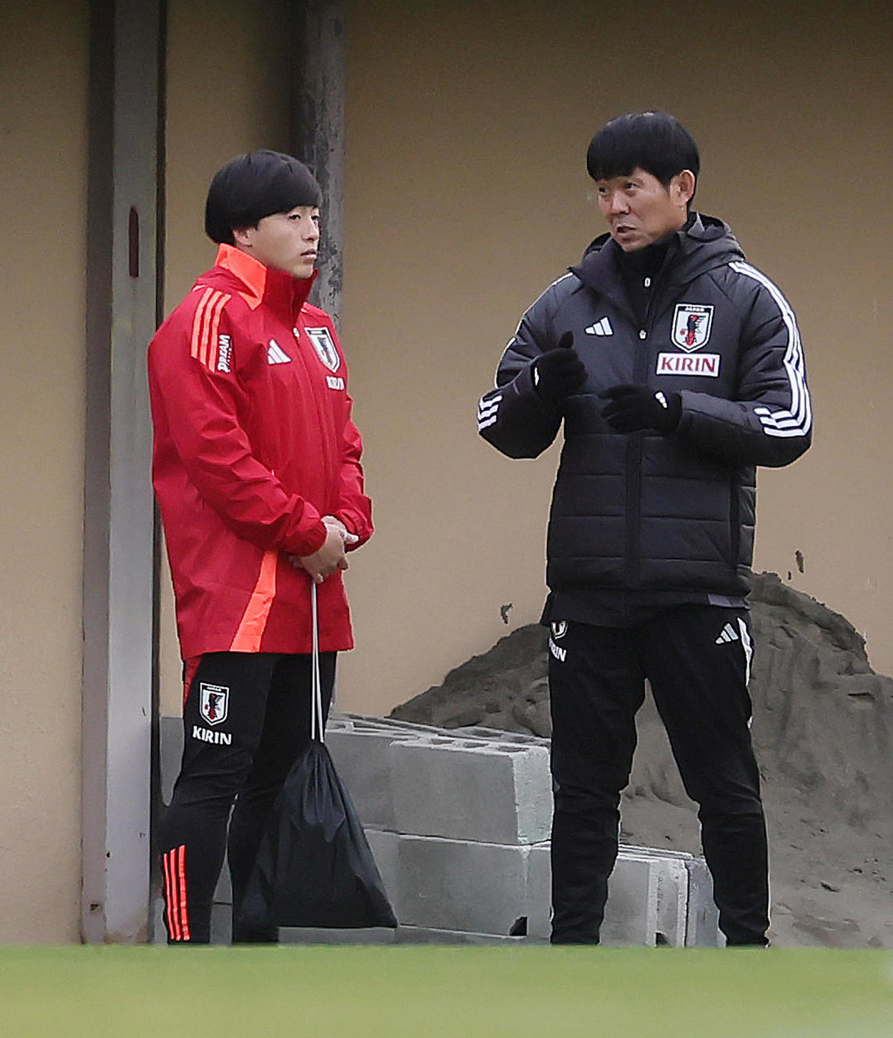 森保監督（右）と話す相馬（撮影・足立雅史）