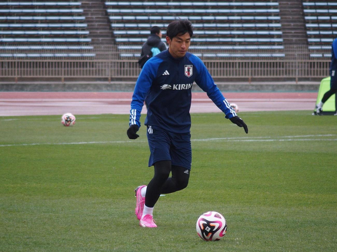 ボールを運ぶU－23代表DF半田陸（撮影・永田淳）