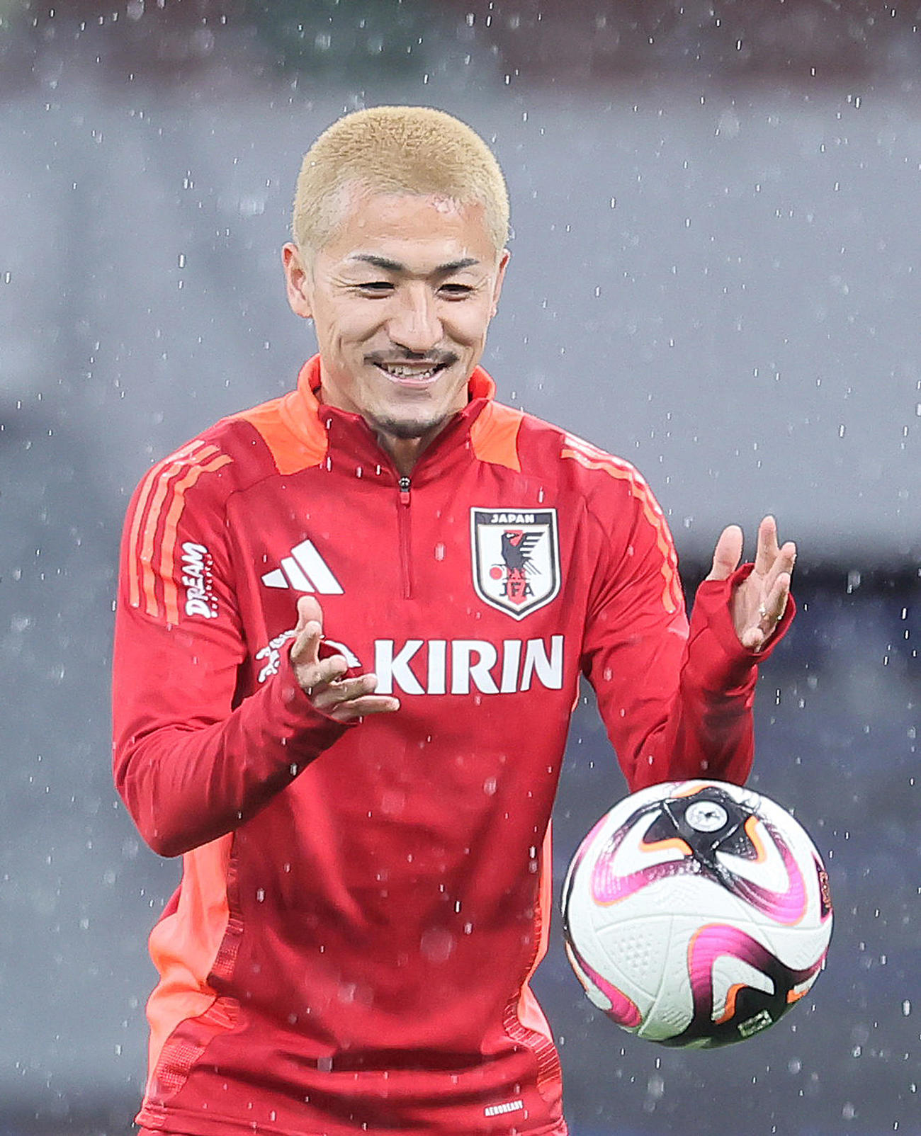 練習中、笑顔を見せる前田（撮影・足立雅史）