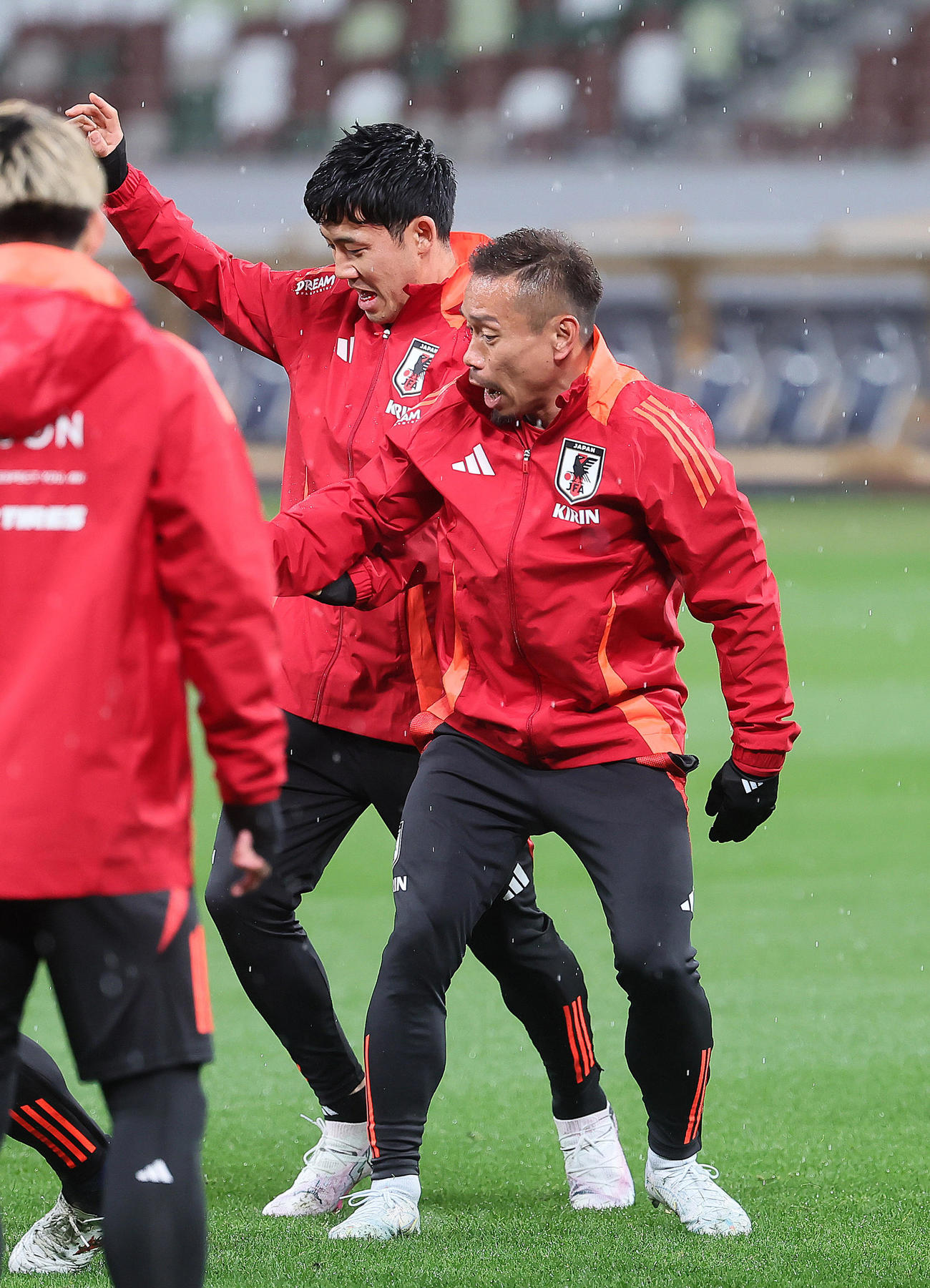 練習で競り合う遠藤（左）と長友（撮影・足立雅史）