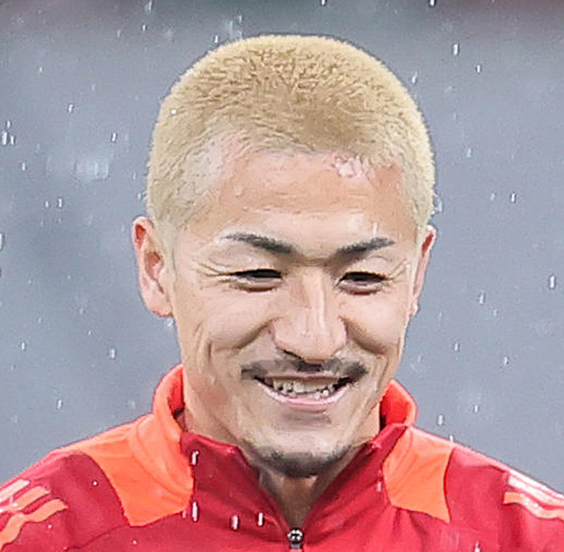 練習中、笑顔を見せる前田（撮影・足立雅史）