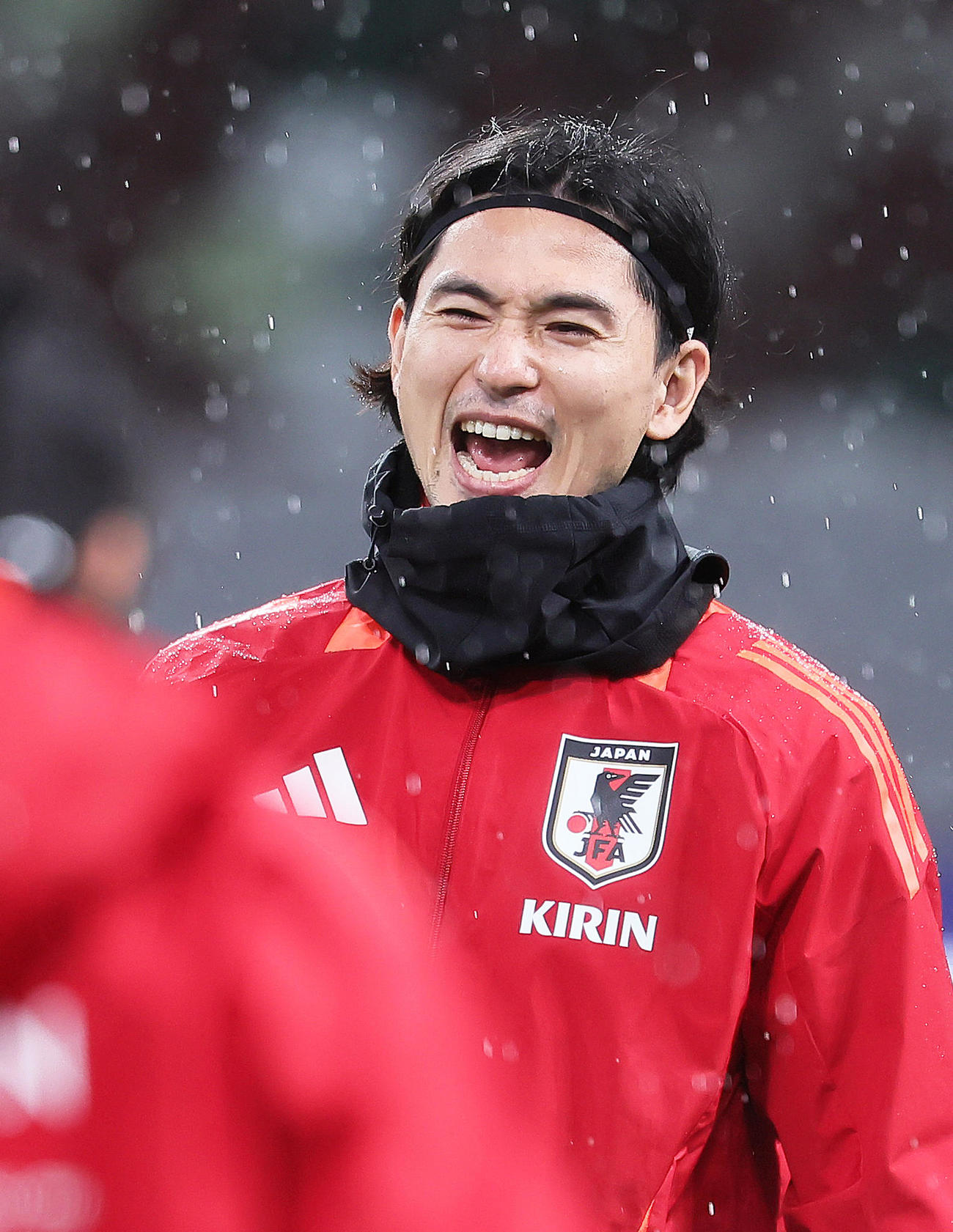 練習中、笑顔を見せる南野（撮影・足立雅史）