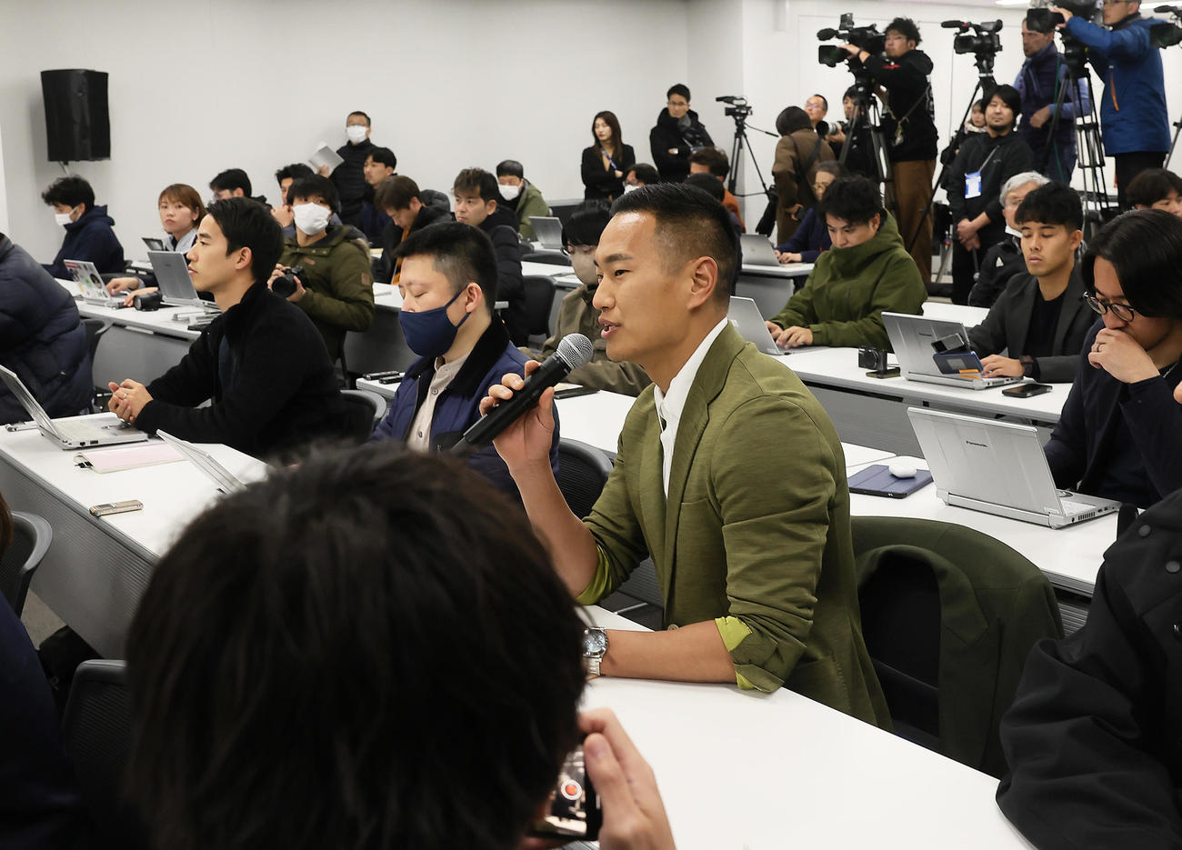 前日会見で北朝鮮のシン・ヨンナム監督に質問する鄭大世氏（撮影・足立雅史）