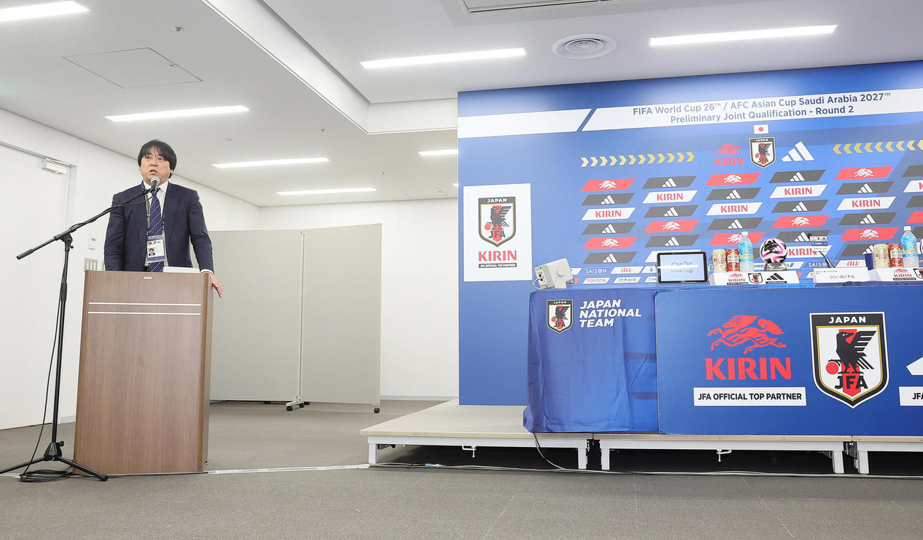 北朝鮮の会見を前に報道陣に対し「リスペクトを持った会見」を呼びかけるJFAのスタッフ（撮影・足立雅史）