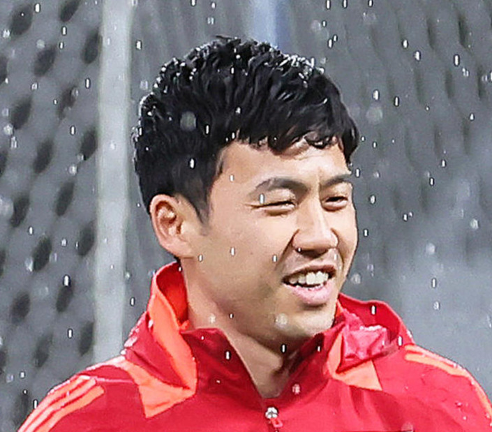 練習中、笑顔を見せる遠藤（右）（撮影・足立雅史）