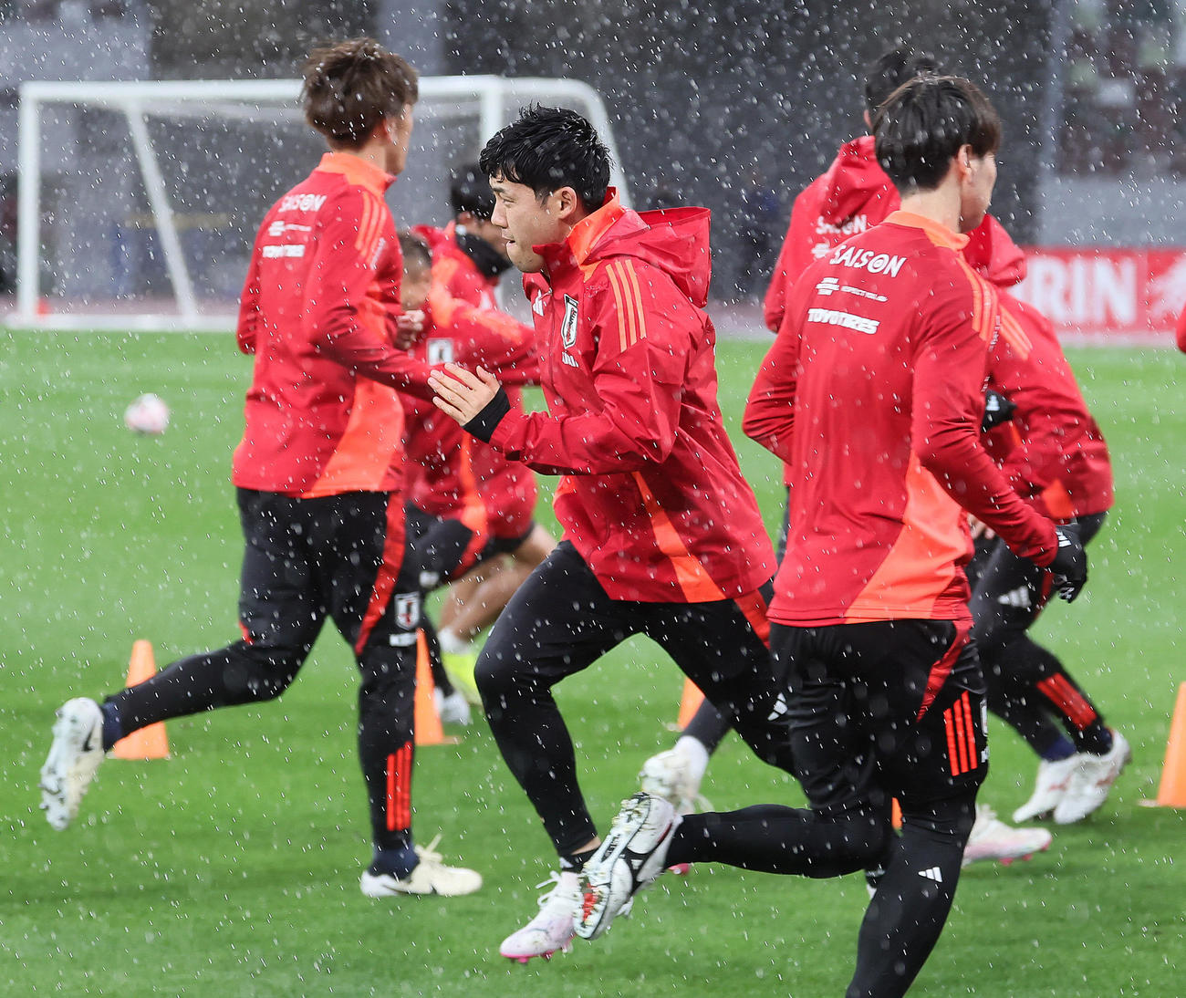 雨の中、調整する遠藤（中央）（撮影・足立雅史）