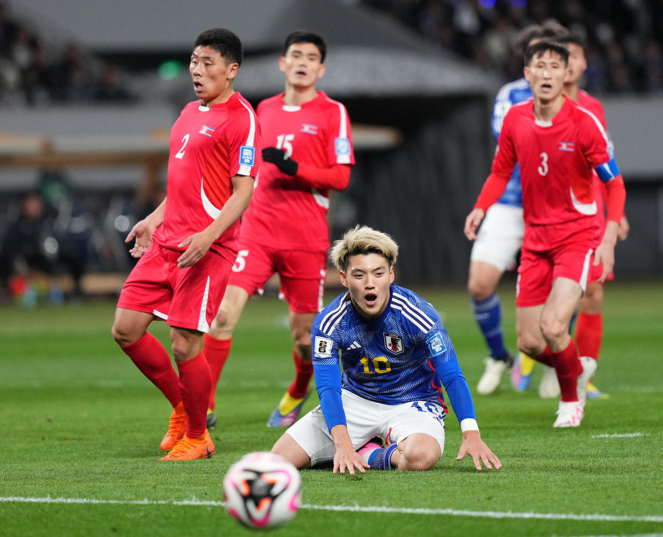 日本対北朝鮮　前半、シュートを止められる堂安（撮影・横山健太）