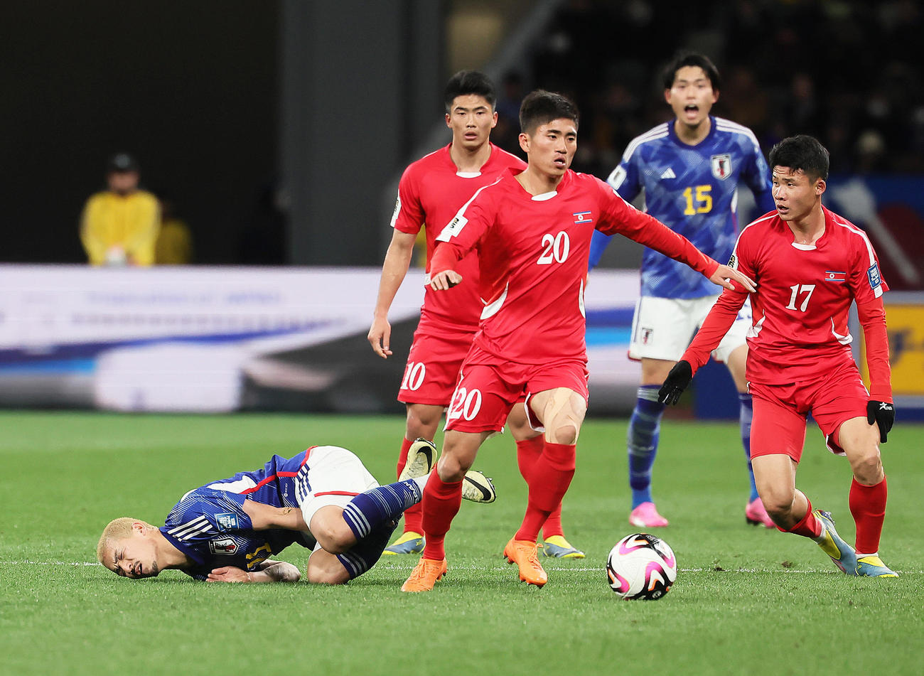 日本対北朝鮮　後半、タックルされて倒れ込む前田（撮影・横山健太）