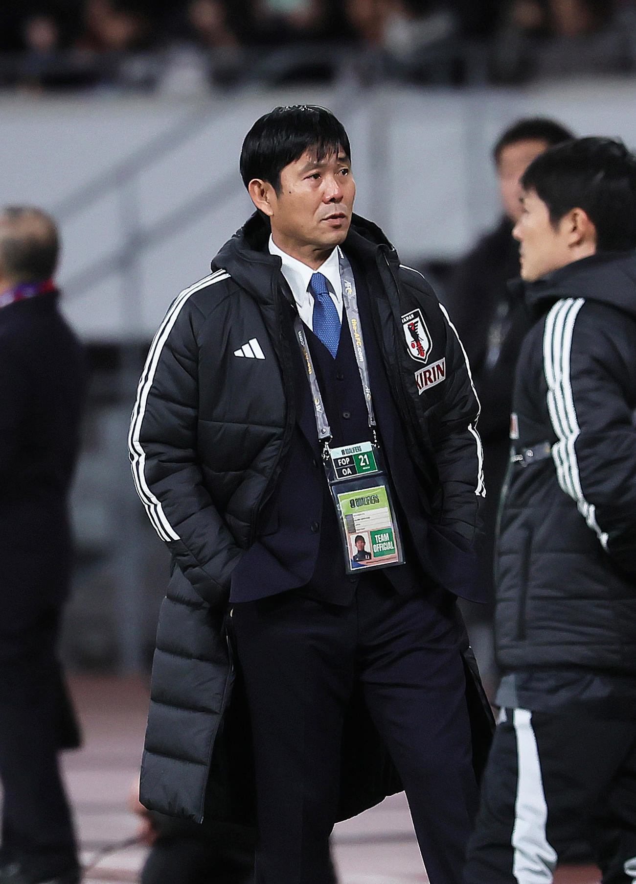 試合前、練習を見つめる森保監督（撮影・足立雅史）
