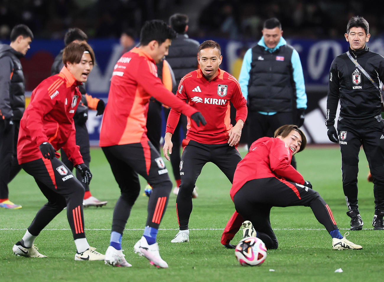 試合前、体を動かす長友（中央右）ら（撮影・足立雅史）