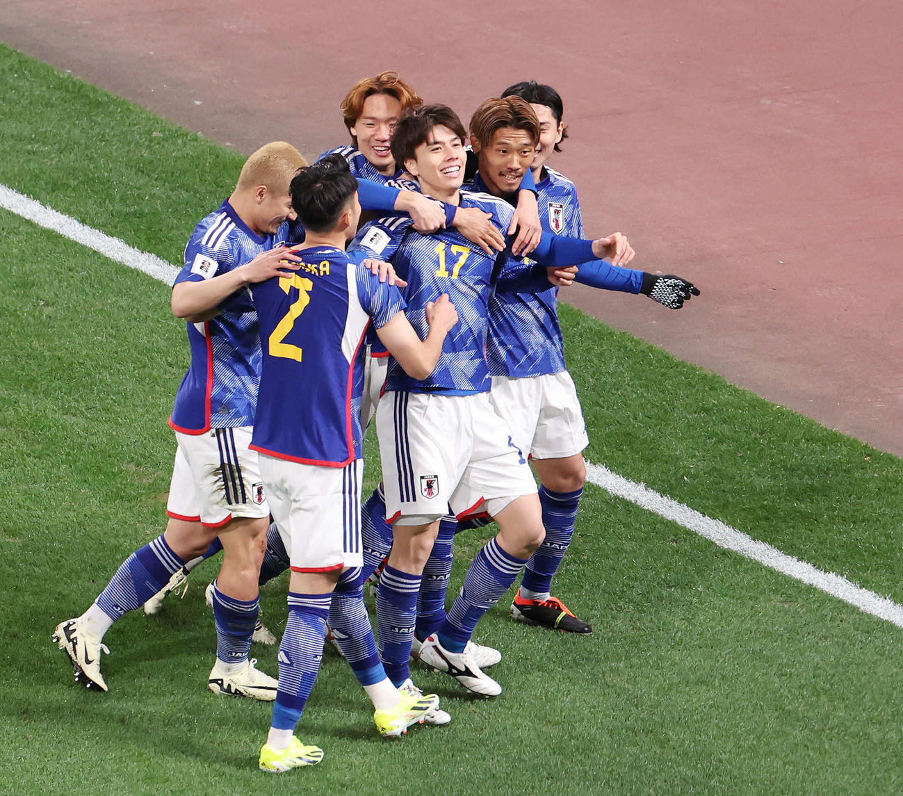 日本対北朝鮮　前半、ゴールを決め、チームメートと喜ぶ田中（中央）（撮影・宮地輝）