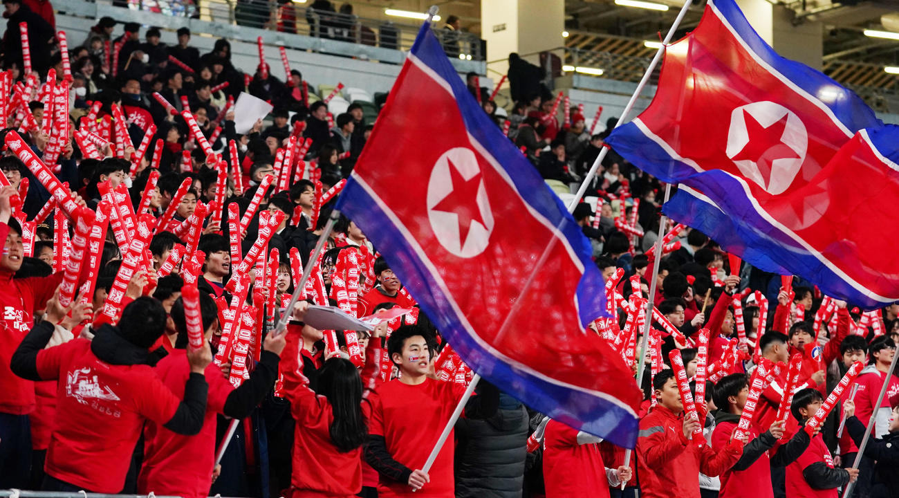 日本対北朝鮮　声援を送る北朝鮮サポーター（撮影・横山健太）