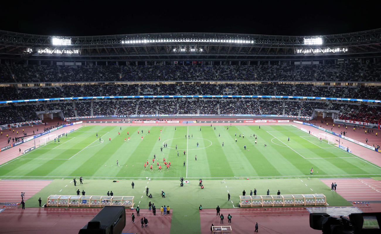 日本対北朝鮮　試合前、ウオーミングアップする両チームの選手たち（撮影・宮地輝）