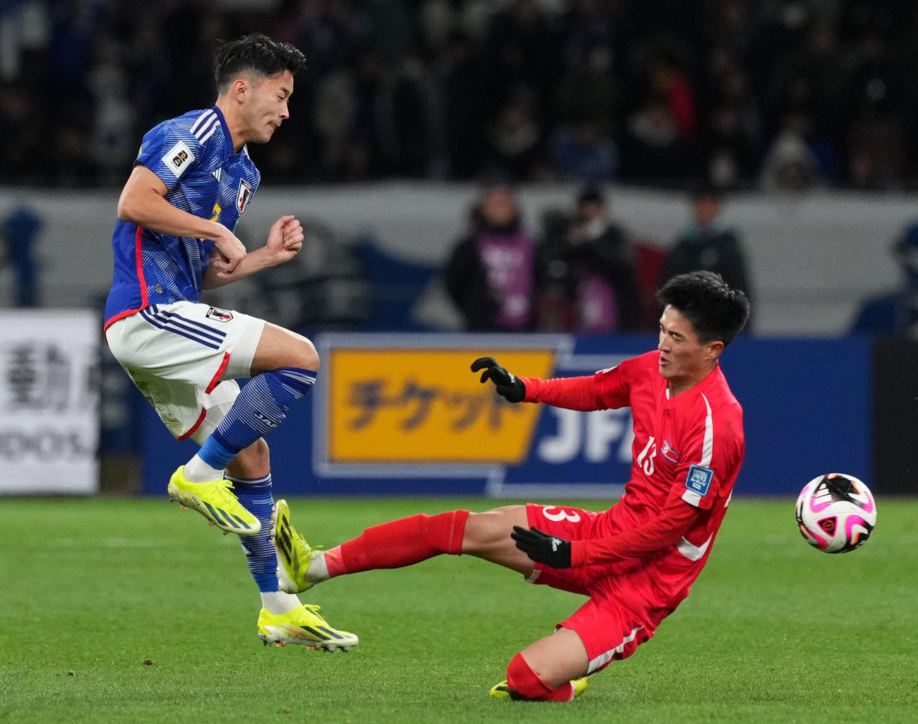 日本対北朝鮮　後半、タックルを受ける菅原（左）（撮影・横山健太）