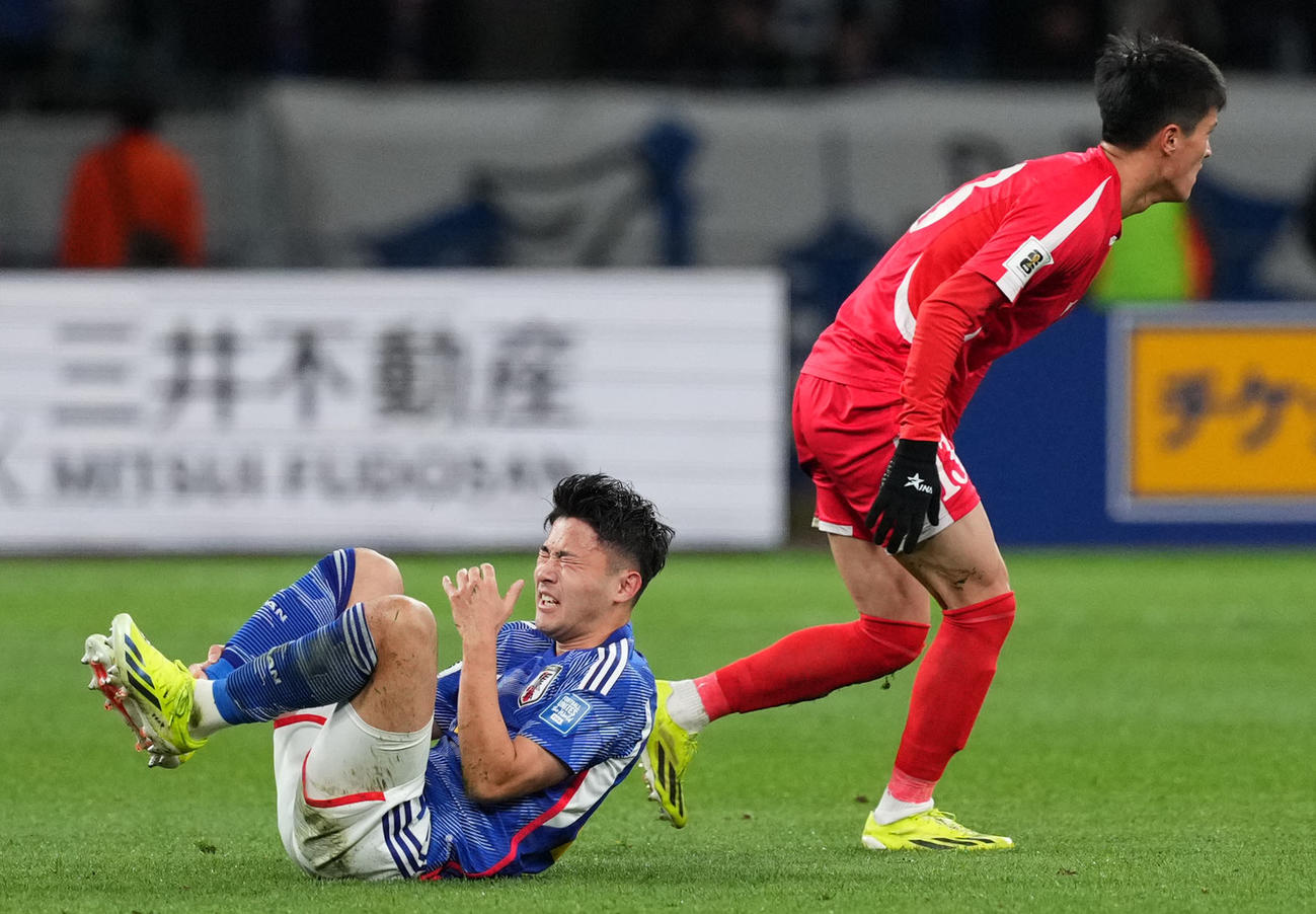 日本対北朝鮮　後半、タックルを受けた菅原（左）（撮影・横山健太）