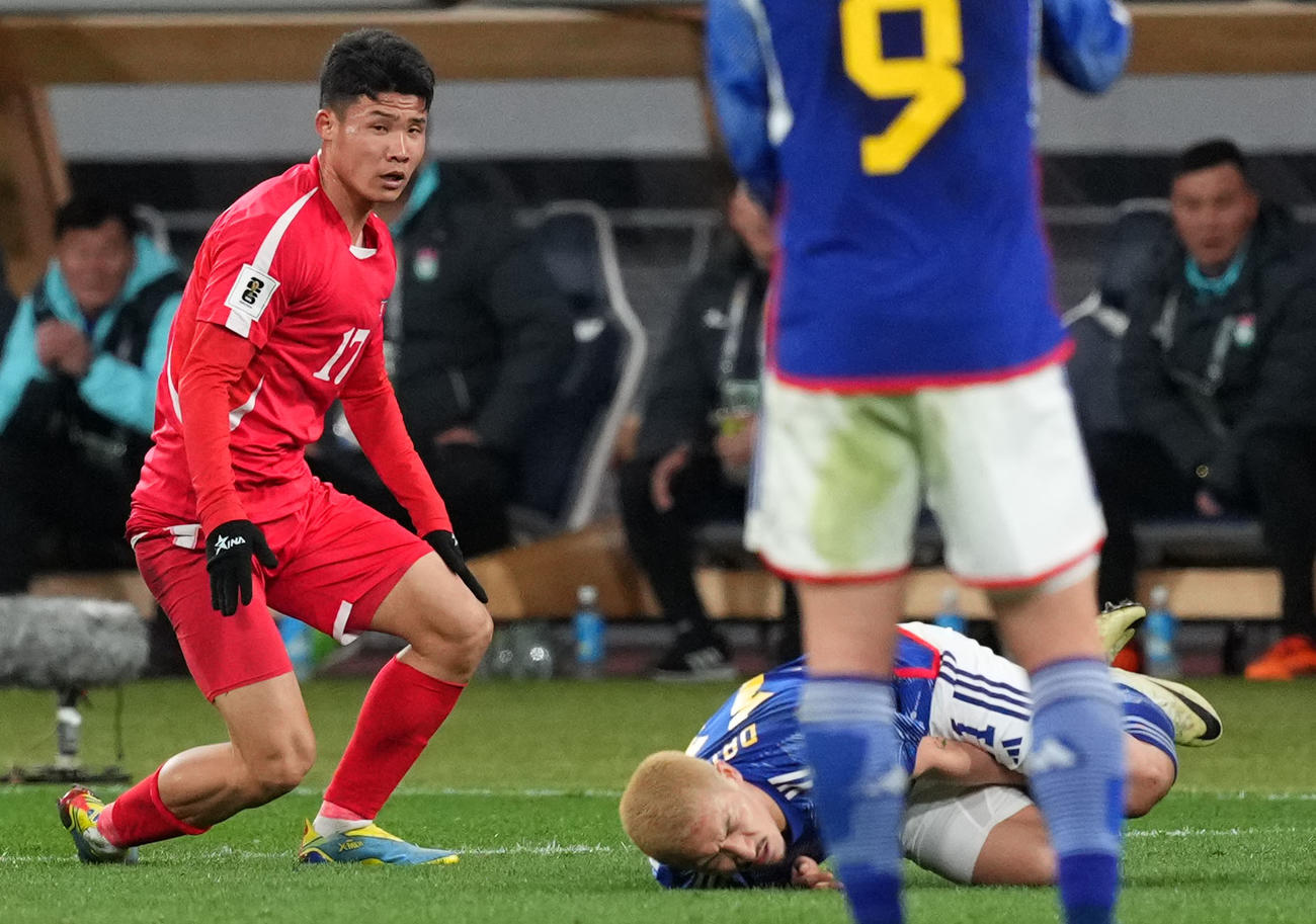 日本対北朝鮮　後半、タックルされて倒れ込む前田（撮影・横山健太）