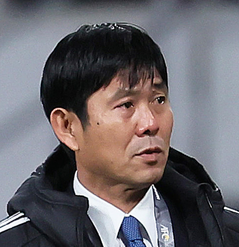 試合前、練習を見つめる森保監督（撮影・足立雅史）