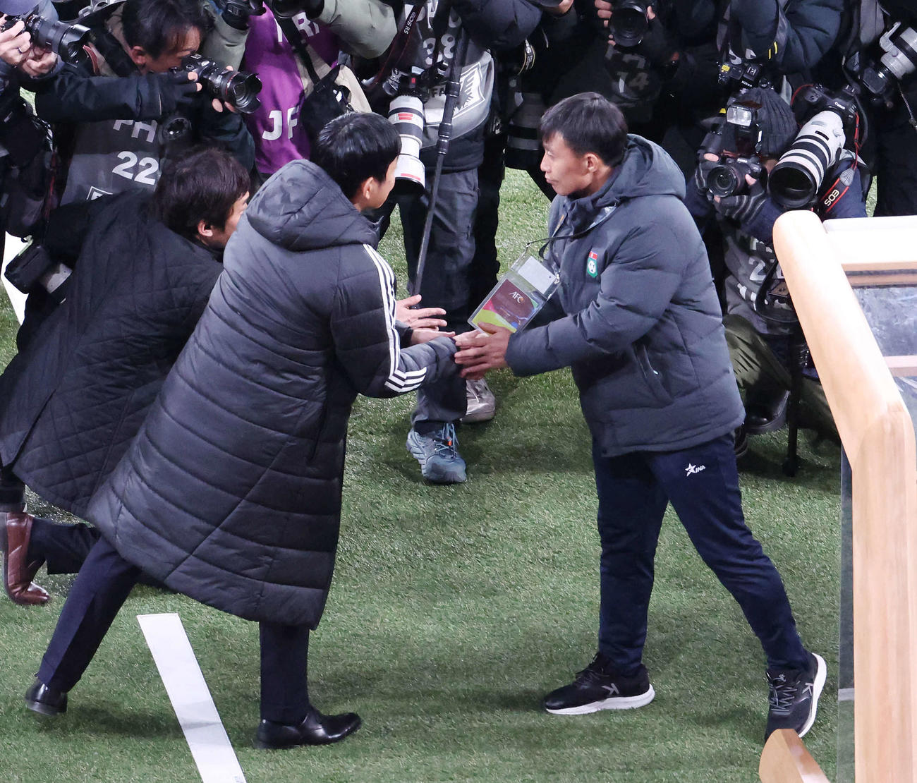 日本対北朝鮮　試合前、握手を交わす森保監督（左）と北朝鮮シン・ヨンナム監督（撮影・宮地輝）